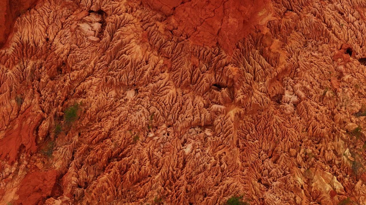 Paysage des Tsingy Rouges dans le nord de Madagascar